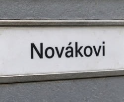 Štítek se jménem na poštovní schránce